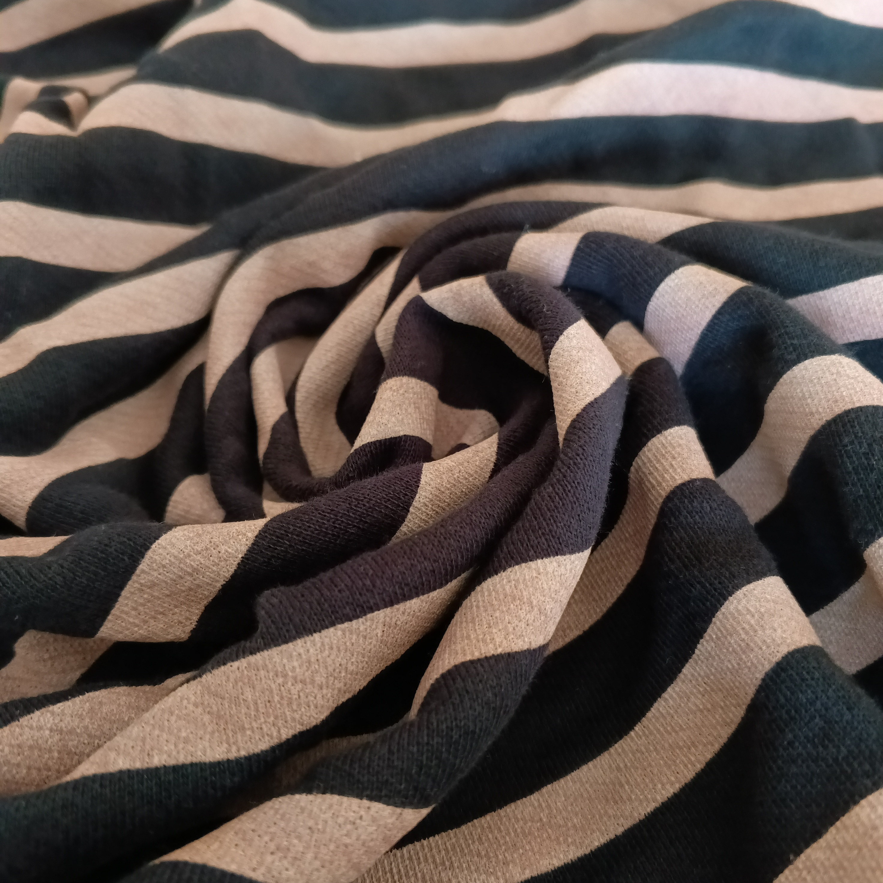 Kahve%20Siyah%20Çizgili%20Üç%20Iplik%20Şardonsuz%20Penye%20Kumaş%20-%20En:100cm%20Boy:100cm